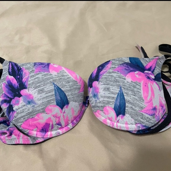 Victoria Secret Push Up Bra Size 32B - Picture 1 of 4